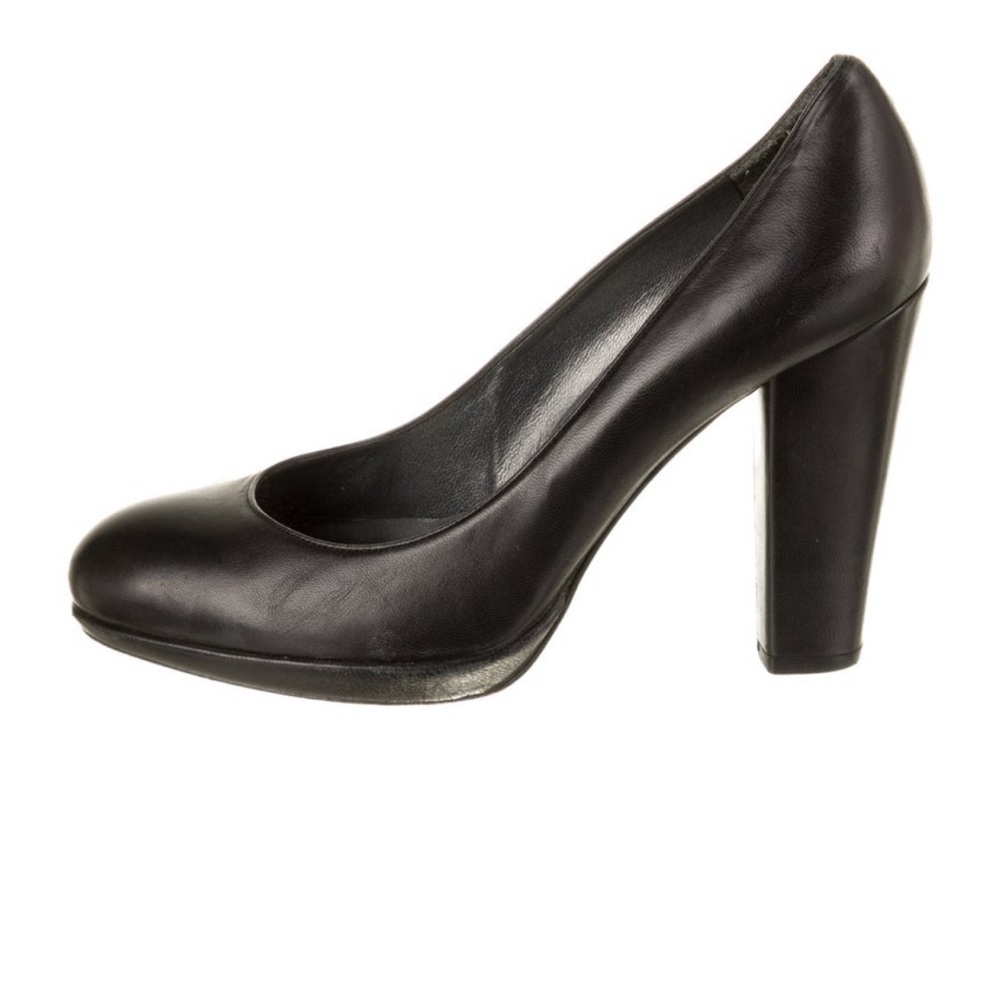 Stuart Weitzman Black Leather Pumps — size 8 — Classics!